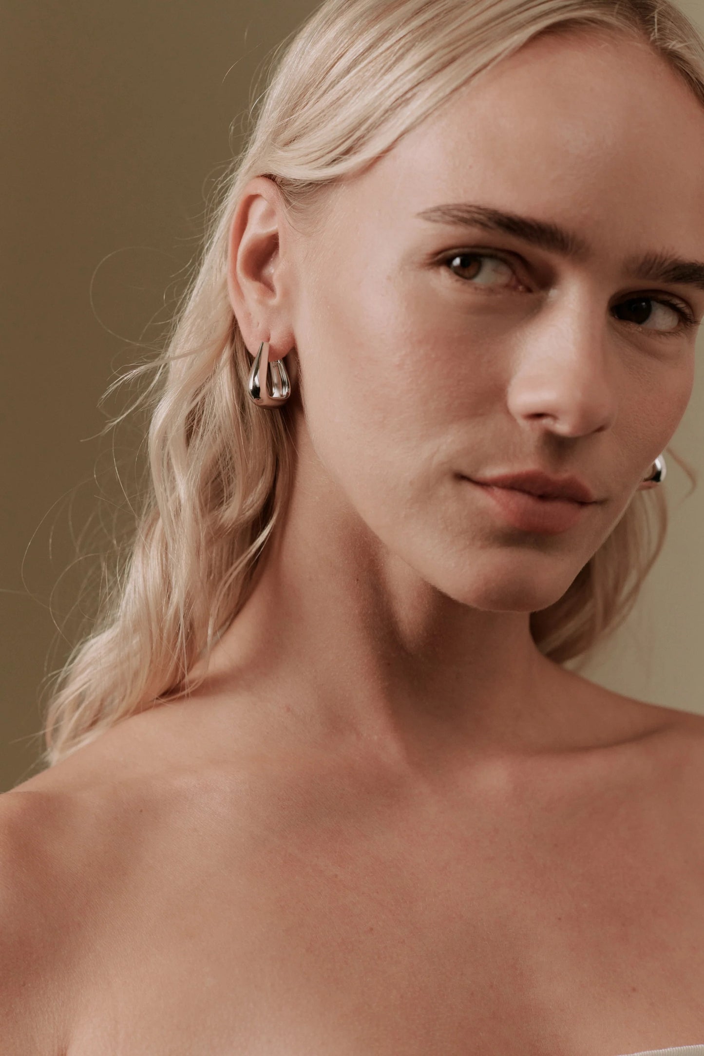 Lyle Medium Triangle Hoops | Silver
