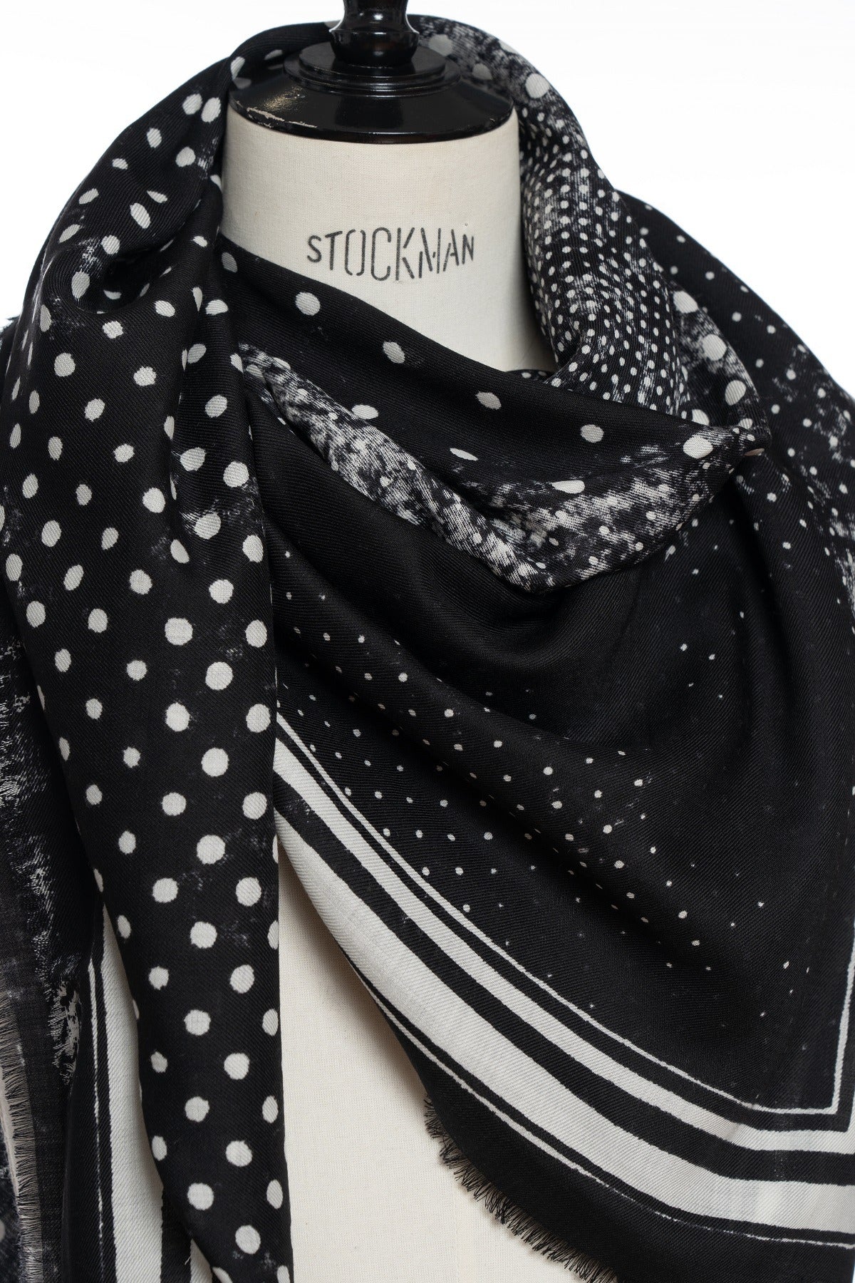 Jil Quadra Scratchdot Scarf | Black