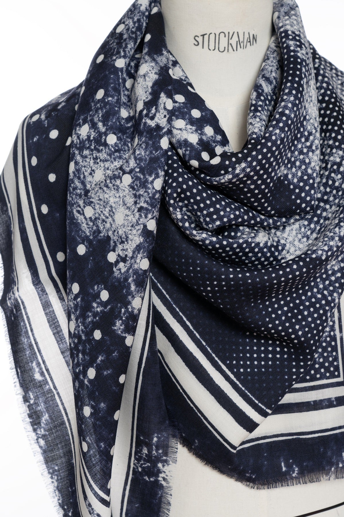 Jil Quadra Dot Wool Scarf | Navy
