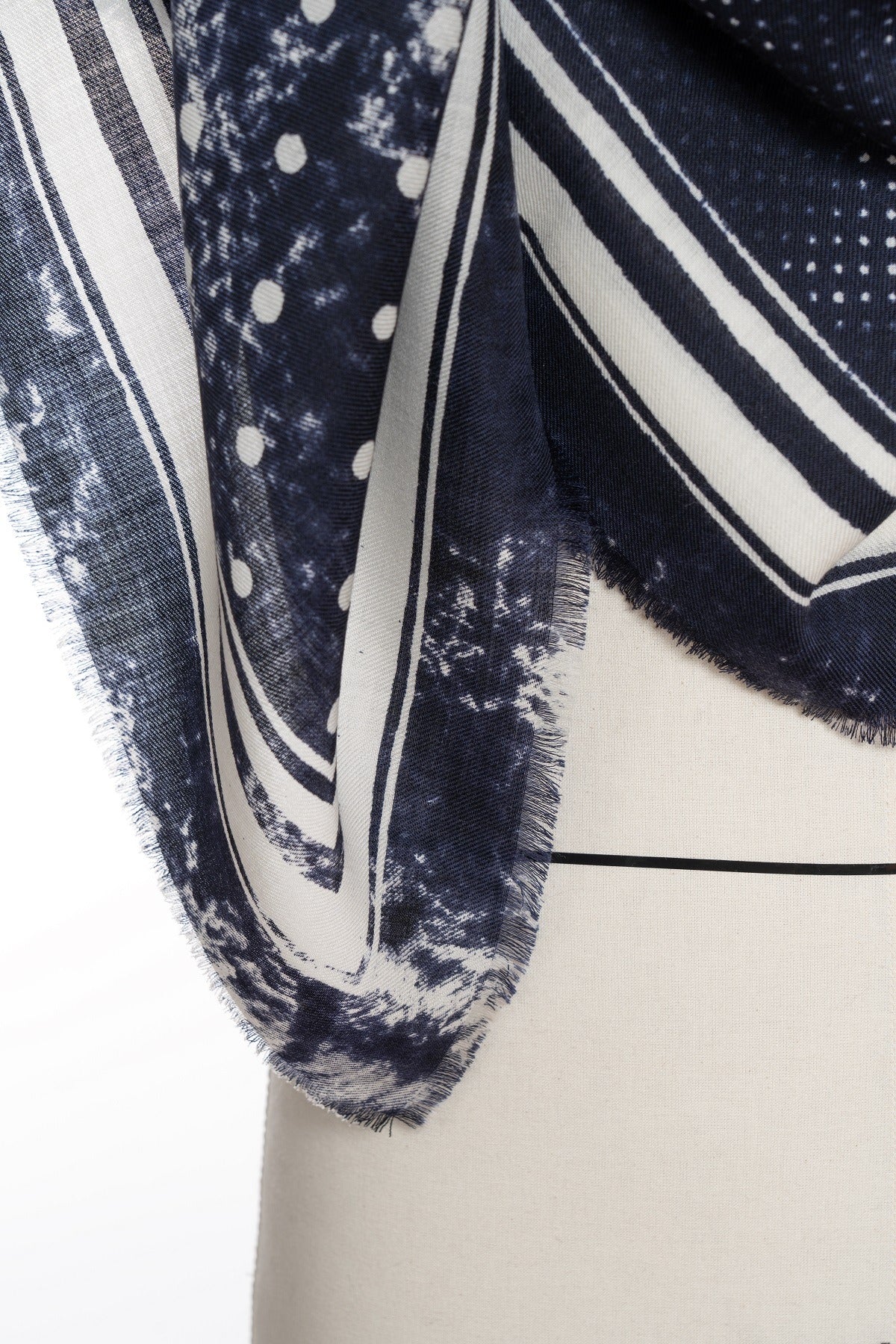 Jil Quadra Dot Wool Scarf | Navy