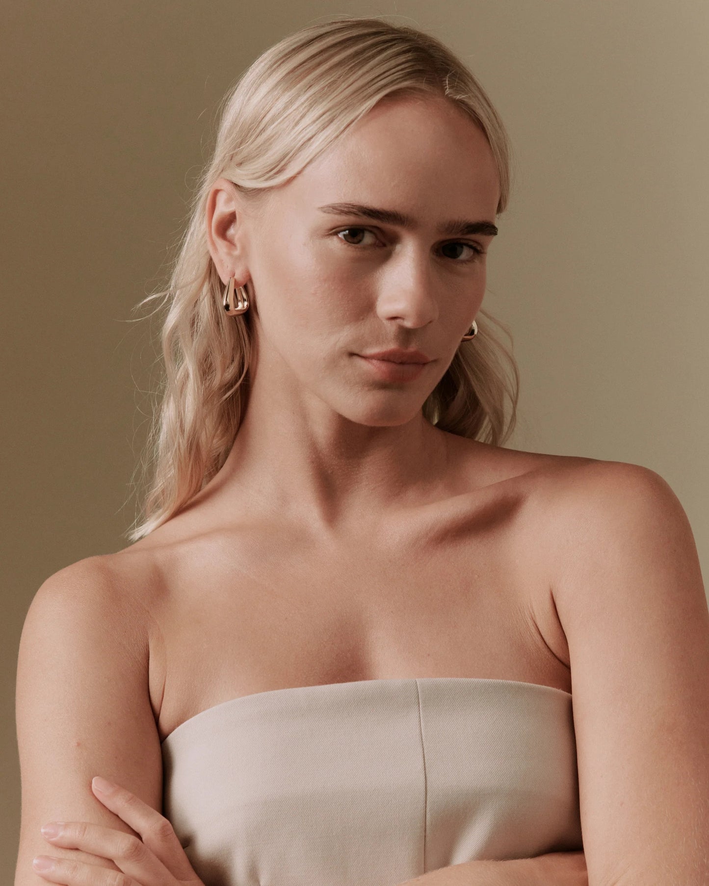 Lyle Medium Triangle Hoops | Gold